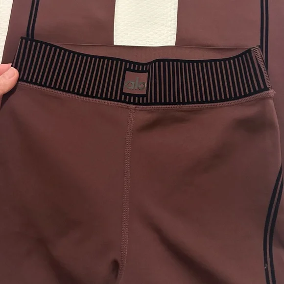 Alo Yoga Airlift Line Up Bra + Legging Set - Cherry Cola XS - Picture 5 of 12